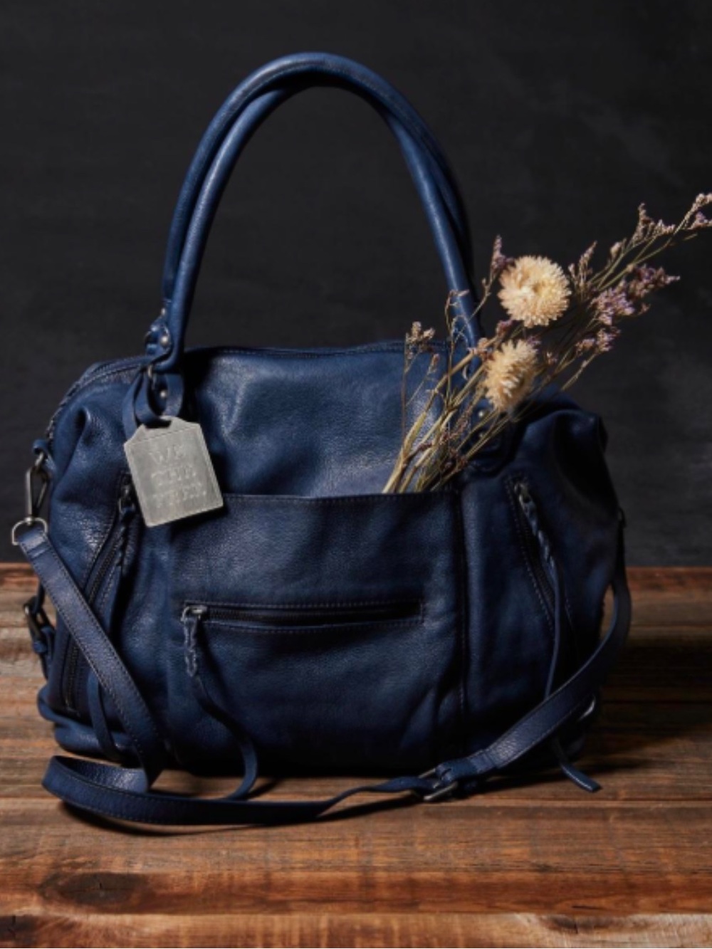 WE THE FREE EMERSON TOTE BAG IN DARK RINSE